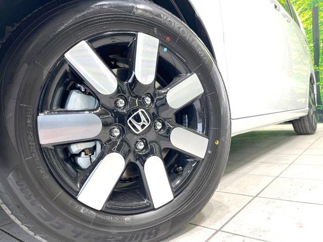 【純正15インチアルミホイール】外観にマッチした純正アルミホイールを装着しております。各種社外アルミホイールや、スタッドレスタイヤも取扱いしております。是非ご相談ください♪