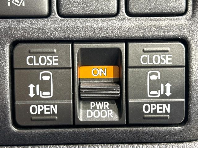 【両側パワースライドドア】スマートキーや運転席のスイッチで後席両側スライドドアの開閉が可能♪電動だから力を入れてドアを開ける必要が無く、小さなお子様でも簡単に開け閉めでき快適です♪