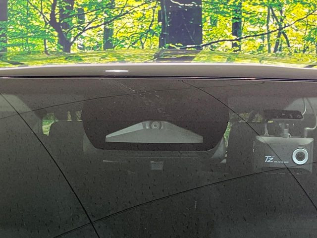【トヨタセーフティセンス】走行中に前方の車両等を認識し、衝突しそうな時は警報とブレーキで衝突回避と被害軽減をアシスト。より安全にドライブをお楽しみいただけます。