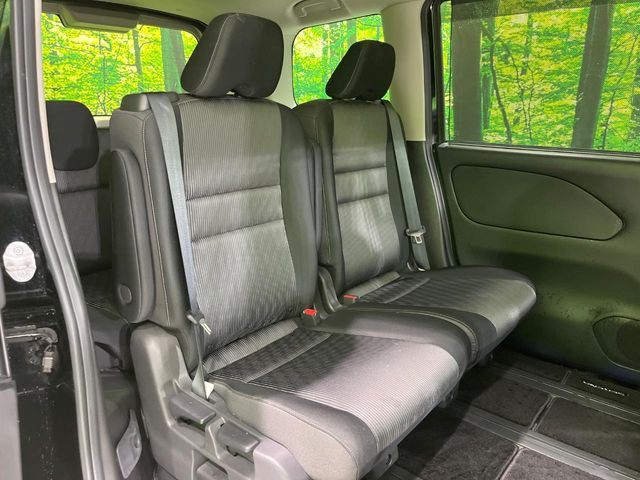 3列目シートはもちろん状態良好☆大人でもゆったりと座って頂けますので、大人数でのお出かけもラクラクです♪ご家族で、気の知れた仲間で、ドライブに行くのが楽しみですね♪