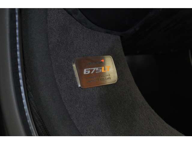 500台限定と一目で判断可能な675LTのプレート。特別感を感じられる装備です。