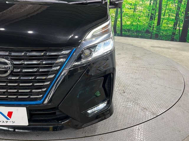 【HIDヘッドライト】非常に明るく前方を照らしてくれるので、悪天候や夜間の走行時も視界良好で安心してお乗りいただけます。