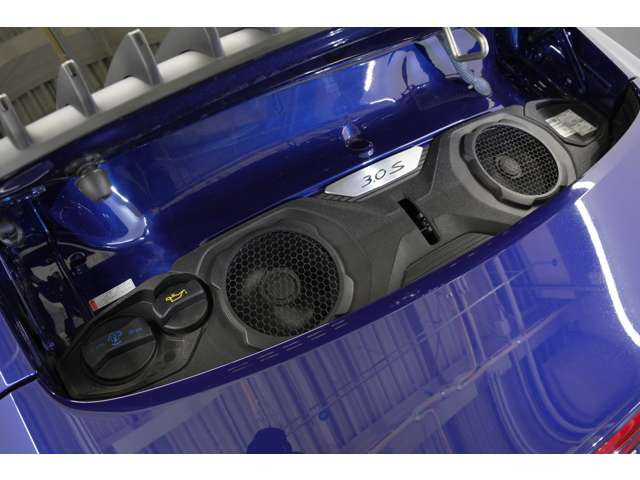 3.0L 水平対向6気筒DOHCツインターボ、450ps/54.0kgm、全長&times;全幅&times;全高mm 4519&times;1852&times;1300mm