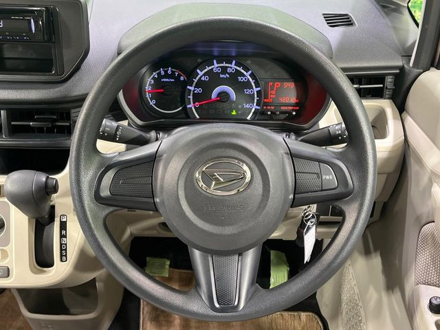 �C���e���A�ɍ��킹���f�U�C���̃X�e�A�����O�́A�^�]�������̂��Ƃ��l���A�^�]���₷���`��A�傫���ł��B�����x�A���ۂɐG���Ă��m���߂��������B