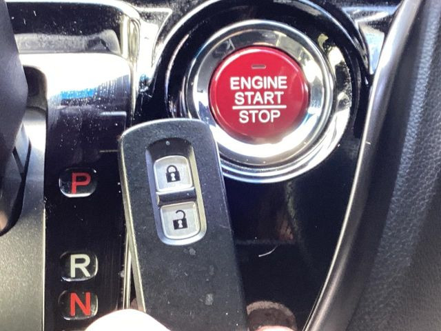 �yHonda�X�}�[�g�L�[�z�J�o����|�P�b�g�ɓ��ꂽ�܂܂ł��h�A�̎{���E�������\�ȃX�}�[�g�L�[�𑕔��B�G���W���̃I���E�I�t�����J�M�����o���K�v����������Ƃ��Ă��֗��ł���