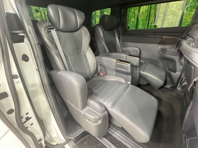 後部座席も気になるようなキズ・汚れやへたり等、大きなダメージはなく、良好な状態です。