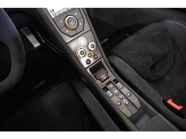 センターコンソールにもカーボンを使用。どこに目を配ってもカーボンが施されているので乾燥重量1230k gという軽さを実現。