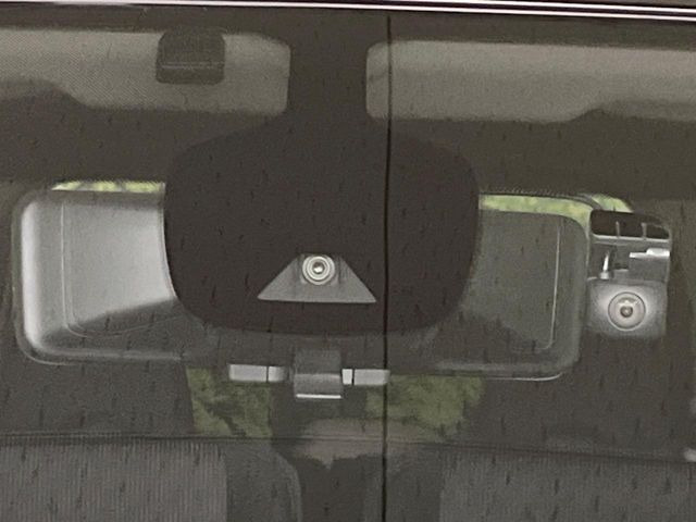 【インテリジェントエマージェンシーブレーキ】フロントカメラで前方の車両や歩行者を検知。衝突しそうな時は衝突被害軽減ブレーキが作動、衝突回避をサポート。より安全にドライブをお楽しみいただけます。