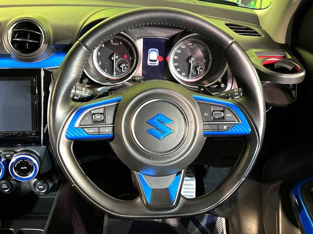 �C���e���A�ɍ��킹���f�U�C���̃X�e�A�����O�́A�^�]�������̂��Ƃ��l���A�^�]���₷���`��A�傫���ł��B�����x�A���ۂɐG���Ă��m���߂��������B