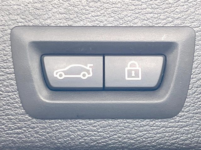 ●電動リアゲート:ワンタッチでリアゲートの開閉ができ、荷物などで両手が塞がっている状態でも簡単に開閉ができる便利機能です。