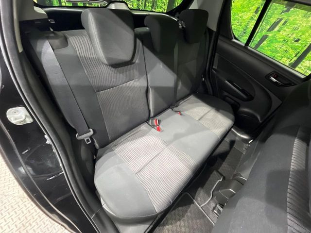 後部座席も気になるようなキズ・汚れやへたり等、大きなダメージはなく、良好な状態です。