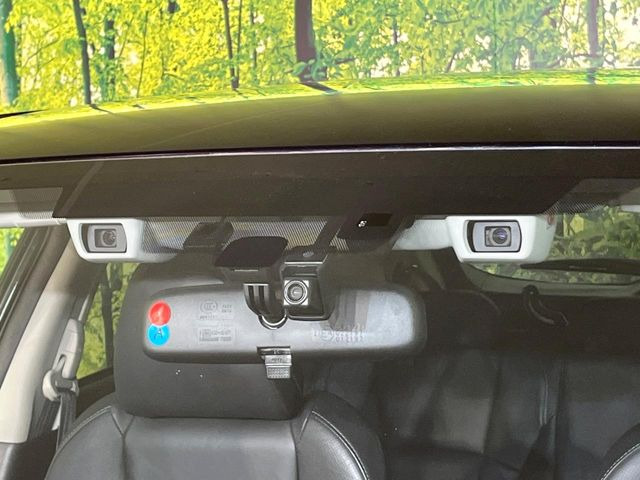 【アイサイトVer3】前方の車両等を検知し、衝突しそうな時は警報で注意を促し、ブレーキを踏む力をサポート。ブレーキを踏めなかった場合は衝突被害軽減ブレーキが作動、衝突回避をサポートします。