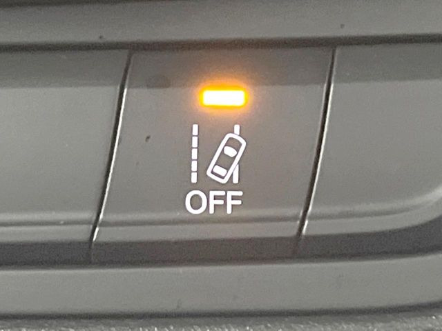 �����[���L�[�s���O�A�V�X�g:���s�Ԑ��̈�E�������Ă����@�\�B���s���ɁA�N���}���Ԑ�����O��Ă��邱�Ƃ��J���������m����ƁA�X�e�A�����O����U�������ăh���C�o�[�Ɍx�����܂��B