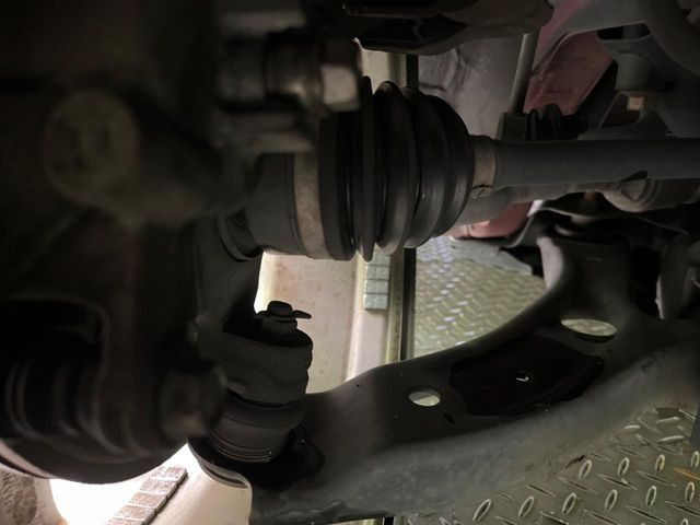 お車を安心してお乗りいただく為には、足回りの定期点検が欠かせません。サービスサポート(有償保証)では無料点検もご提供しており、安心のカーライフをお過ごしいただけるサポート体制が整っています。