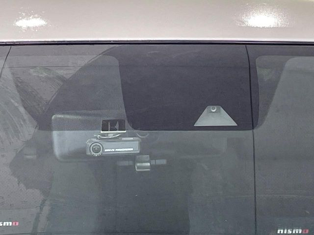 �y�G�}�[�W�F���V�[�u���[�L�z���s���ɑO���̎ԗ�����F�����A�Փ˂������Ȏ��͌x��ƃu���[�L�ŏՓˉ���Ɣ�Q�y�����A�V�X�g�B�����S�Ƀh���C�u�����y���݂��������܂��B