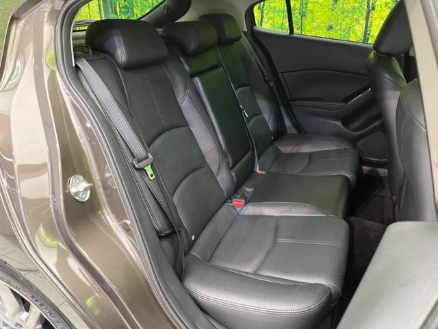 �R���p�N�g�J�[�ł����A�Z�J���h�V�[�g�͏\���ȍL����������K�ɂ���肢�������܂���V�[�g��|���đ傫�ȉו���ς񂾂�ƁA�p�r�̕����L��1��ł��B