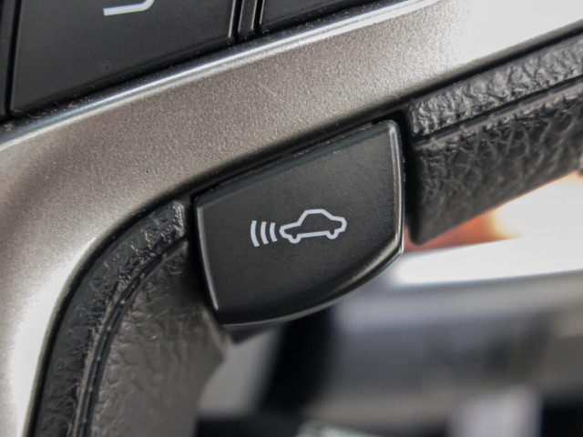 衝突回避支援型プリクラッシュセーフティシステム 前方に出現した障害物に対し警報を発し、ドライバーに警告。同時にブレーキアシストにより衝突回避と速度を軽減します。