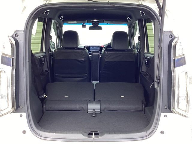 ���i�̂���������ʋ΁A���}���ɏ\���ȉ׎��X�y�[�X���m�ۂ��Ă���܂��B�Z�J���h�V�[�g��|���ƁA�傫�ȉו��̐ύڂ��\�ł���