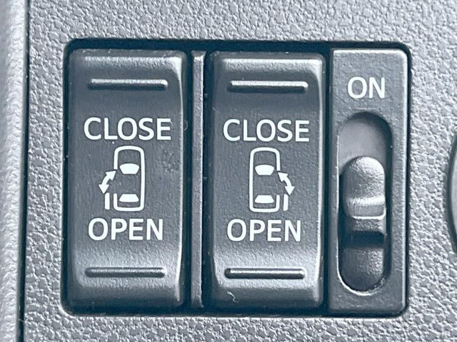 【両側パワースライドドア】スマートキーや運転席のスイッチで後席両側スライドドアの開閉が可能♪電動だから力を入れてドアを開ける必要が無く、小さなお子様でも簡単に開け閉めでき快適です♪