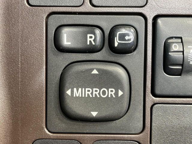 �y�d���i�[�~���[�z�T�C�h�~���[�͓d���i�[���ƂȂ��Ă���A�������ԏ�ł��L�Y�������X�N��}�����܂��B