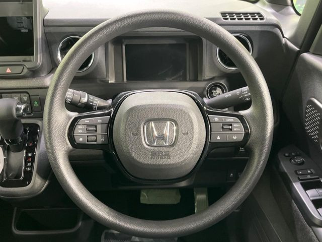 �C���e���A�ɍ��킹���f�U�C���̃X�e�A�����O�́A�^�]�������̂��Ƃ��l���A�^�]���₷���`��A�傫���ł��B�����x�A���ۂɐG���Ă��m���߂��������B