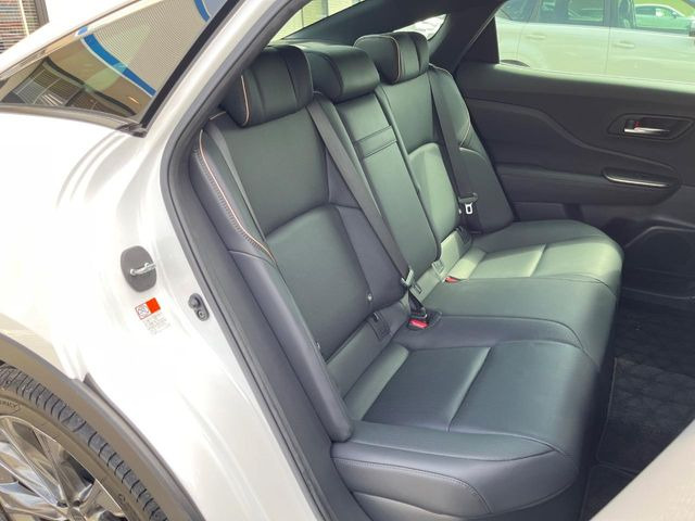 後部座席も気になるようなキズ・汚れやへたり等、大きなダメージはなく、良好な状態です。