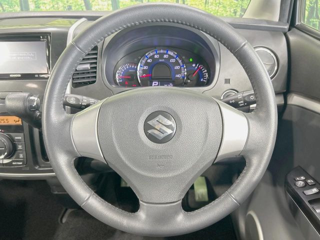 �C���e���A�ɍ��킹���f�U�C���̃X�e�A�����O�́A�^�]�������̂��Ƃ��l���A�^�]���₷���`��A�傫���ł��B�����x�A���ۂɐG���Ă��m���߂��������B