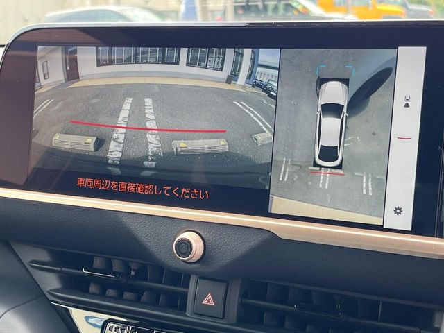 【パノラミックビューモニター】専用のカメラにより、上から見下ろしたような視点で360度クルマの周囲を確認することができます☆死角部分も確認しやすく、狭い場所での切り返しや駐車もスムーズに行えます。