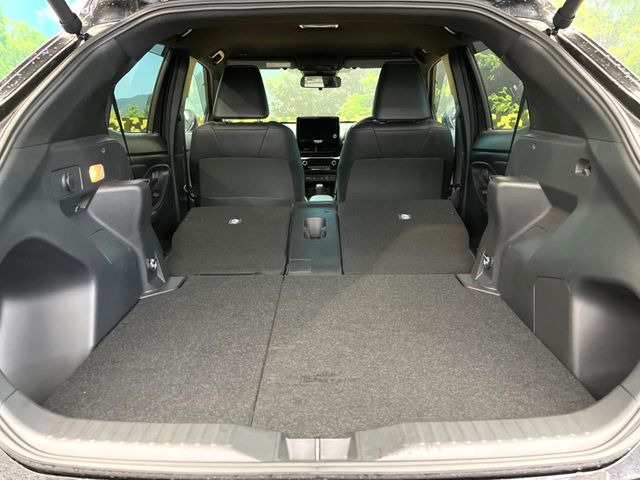 ���i�̂���������ʋ΁A���}���ɏ\���ȉ׎��X�y�[�X���m�ۂ��Ă���܂��B�Z�J���h�V�[�g��|���ƁA�傫�ȉו��̐ύڂ��\�ł���