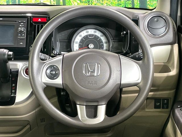 �C���e���A�ɍ��킹���f�U�C���̃X�e�A�����O�́A�^�]�������̂��Ƃ��l���A�^�]���₷���`��A�傫���ł��B�����x�A���ۂɐG���Ă��m���߂��������B