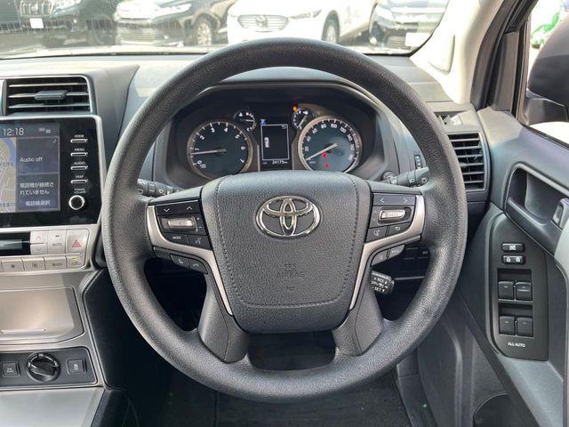 �C���e���A�ɍ��킹���f�U�C���̃X�e�A�����O�́A�^�]�������̂��Ƃ��l���A�^�]���₷���`��A�傫���ł��B�����x�A���ۂɐG���Ă��m���߂��������B