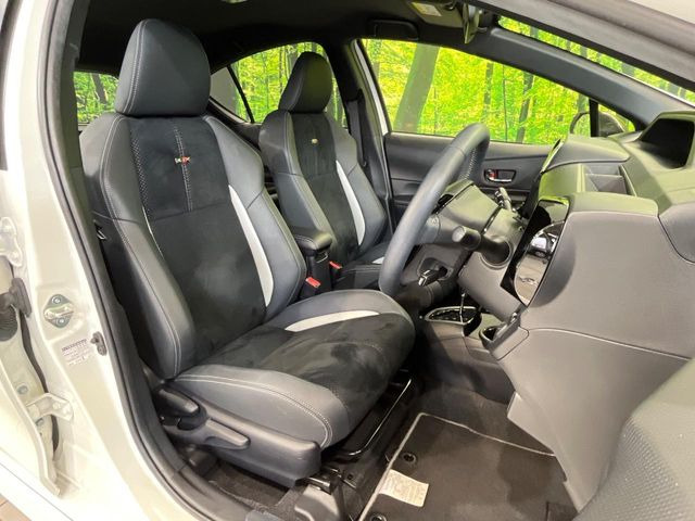 【ハーフレザーシート】高級感と座り心地を両立した人気のシート♪背面・座面のファブリック素材は、通気性の良さや滑りにくさに優れています。気温や服装に左右されず快適にお乗りいただけます。