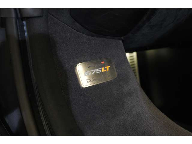 500台限定と一目で判断可能な675LTのプレート。特別感を感じられる装備です。