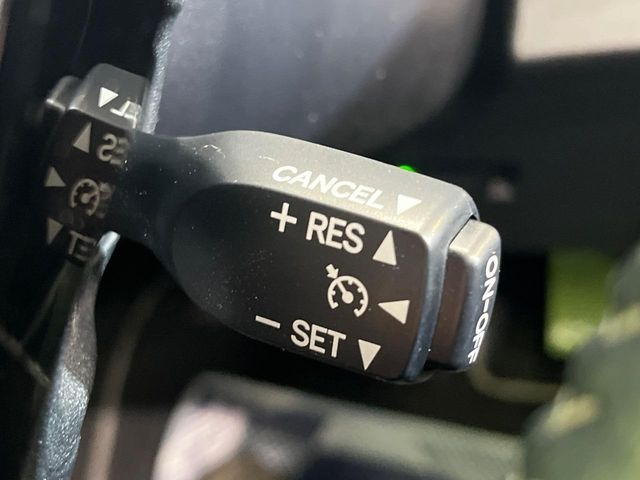 【クルーズコントロール】高速道路もラクラク走行。アクセルを離しても一定速度で走行ができ、長距離運転時の負担を軽減!加速・減速も簡単なスイッチ操作で調整できます。