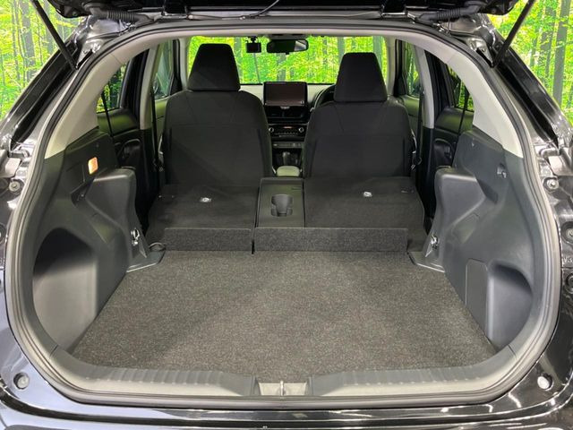 積み下ろしのしやすいデッキにはたっぷりと荷物を積み込んでいただけます。遊びから仕事まで、様々なシーンで頼れます♪