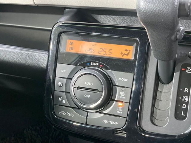 【オートエアコン】一度お好みの温度に設定すれば、車内の温度を検知し風量や温度を自動で調整。暑い&hellip;寒い&hellip;と何度もスイッチ操作をする必要はありません。快適な車内空間には必須の機能ですね♪