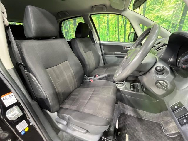 運転席まわりには十分なスペースがあり、大柄な方でもゆったり運転していただける環境です。