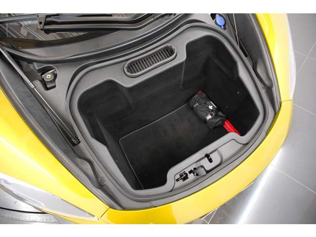 決して容量は大きくないものの、小旅行やショッピングに行けるだけの容量は確保。心配することなく運転を楽しむことが可能です。