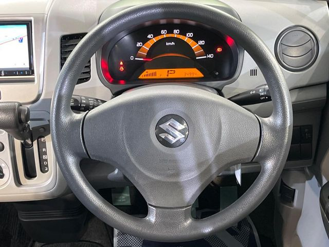 �C���e���A�ɍ��킹���f�U�C���̃X�e�A�����O�́A�^�]�������̂��Ƃ��l���A�^�]���₷���`��A�傫���ł��B�����x�A���ۂɐG���Ă��m���߂��������B