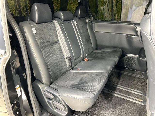 後部座席も気になるようなキズ・汚れやへたり等、大きなダメージはなく、良好な状態です。