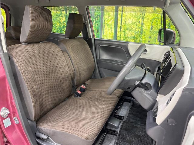 運転席シート廻りは使用感も少なく、良好な状態となっています。前オーナー様が丁寧に使っていたことがよくわかりますね。