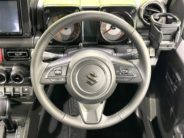 �C���e���A�ɍ��킹���f�U�C���̃X�e�A�����O�́A�^�]�������̂��Ƃ��l���A�^�]���₷���`��A�傫���ł��B�����x�A���ۂɐG���Ă��m���߂��������B