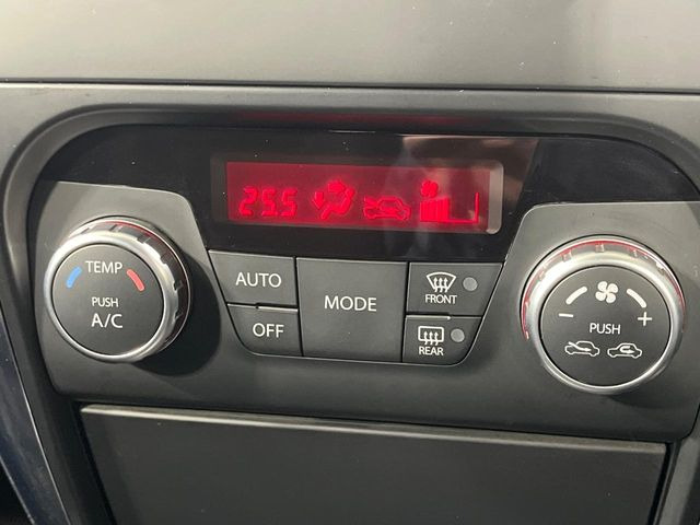 【オートエアコン】一度お好みの温度に設定すれば、車内の温度を検知し風量や温度を自動で調整。暑い&hellip;寒い&hellip;と何度もスイッチ操作をする必要はありません。快適な車内空間には必須の機能ですね♪