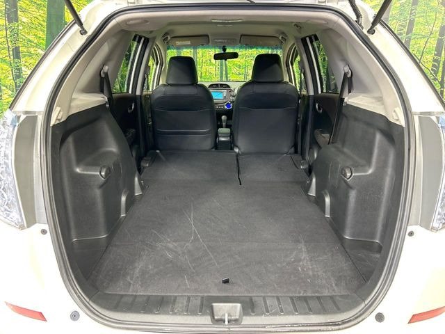 ���i�̂���������ʋ΁A���}���ɏ\���ȉ׎��X�y�[�X���m�ۂ��Ă���܂��B�Z�J���h�V�[�g��|���ƁA�傫�ȉו��̐ύڂ��\�ł���