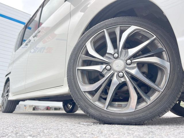 【純正アルミホイール】外観にマッチした純正アルミホイールを装着しております。各種社外アルミホイールや、スタッドレスタイヤも取扱いしております。是非ご相談ください♪