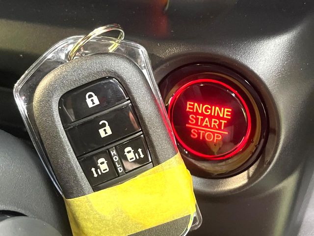 �yHonda�X�}�[�g�L�[�z�J�o����|�P�b�g�ɓ��ꂽ�܂܂ł��h�A�̎{���E�������\�ȃX�}�[�g�L�[�𑕔��B�G���W���̃I���E�I�t�����J�M�����o���K�v����������Ƃ��Ă��֗��ł���