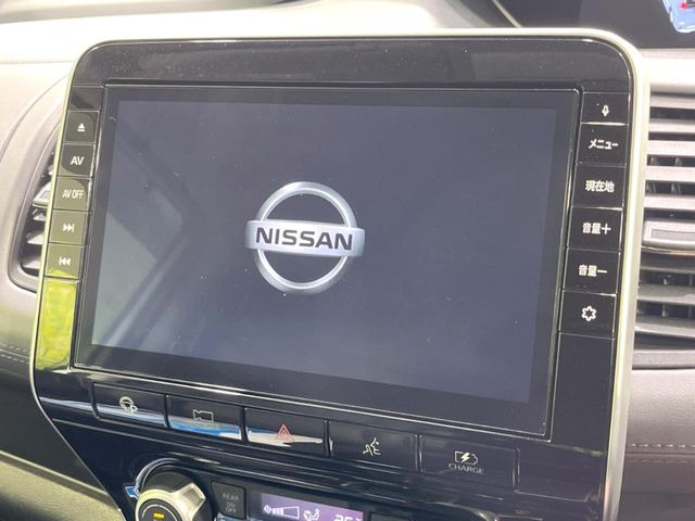 【純正ナビ】人気の純正ナビを装備。オーディオ機能も充実しており、Bluetooth接続すればお持ちのスマホやMP3プレイヤーの音楽を再生可能!毎日の運転がさらに楽しくなります!!