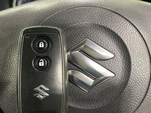 【キーレススタートシステム】カバンやポケットに入れたままでもドアの施錠・解錠が可能なスマートキーを装備。エンジンのオン・オフ時もカギを取り出す必要が無いからとっても便利です♪