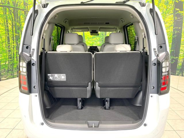 後席を格納すると、これだけの広さが!シーンに合わせたシートアレンジで、大きな荷物も積むことが出来ます♪