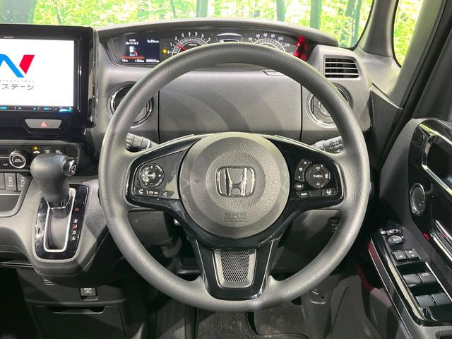 �C���e���A�ɍ��킹���f�U�C���̃X�e�A�����O�́A�^�]�������̂��Ƃ��l���A�^�]���₷���`��A�傫���ł��B�����x�A���ۂɐG���Ă��m���߂��������B